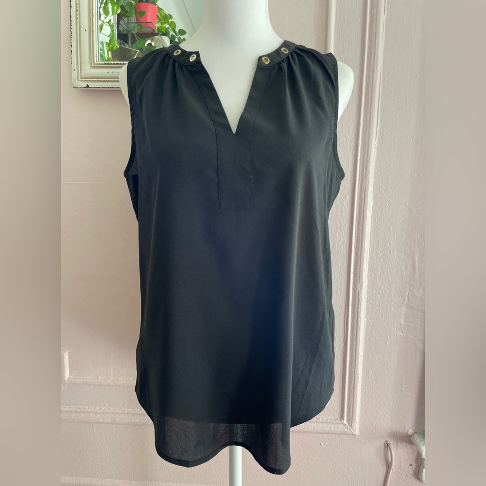 NEW YORK & COMPANY SLEEVELESS BLOUSE 🫦